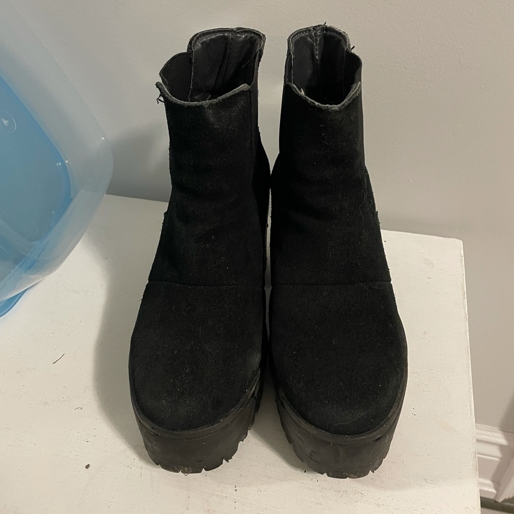 Chunky platform suede boots